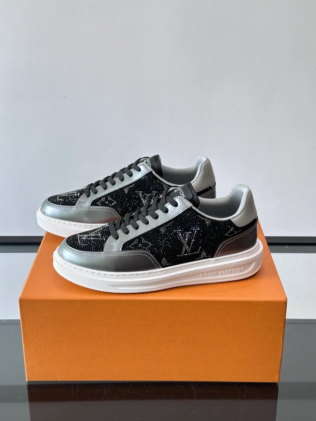 Men's shoes 💰p400 "＊OUIS ＊UITTO＊" 2025 new sports shoes, classic Monogram presbyopia + full diamond upper, full of luxury! The upper is made of high-quality leather and the sole is rubber, which is comfortable and wear-resistant👟. LV logo on the side of the shoe + brand logo on the sole, the details are super exquisite. The low-top design is suitable for daily leisure or light sports. It looks great with jeans and sportswear. The silver cyberpunk style is very popular in the fashion circle and is a must-have for young people! 💫 size：38-44